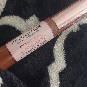 makeup revolution conceal and hydrate  c16
